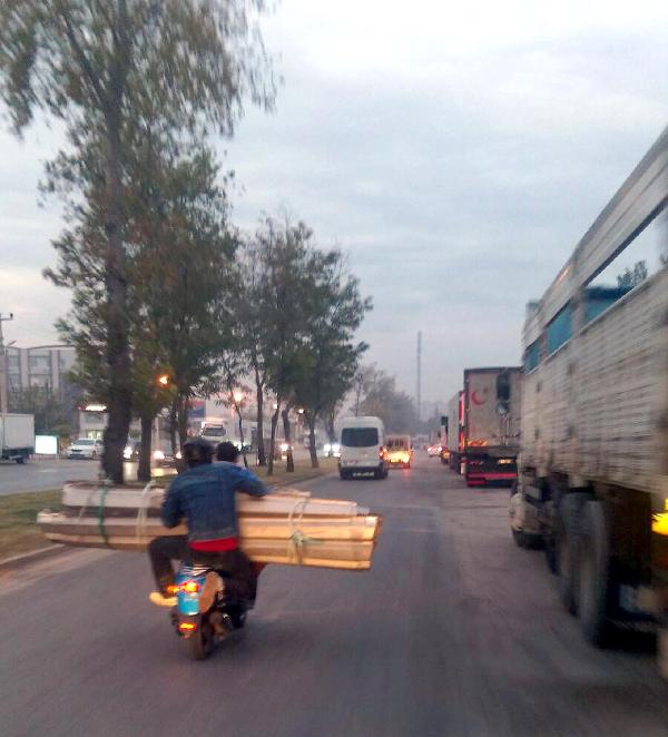 Antalya kent merkezinde tehlikeli yolculuk