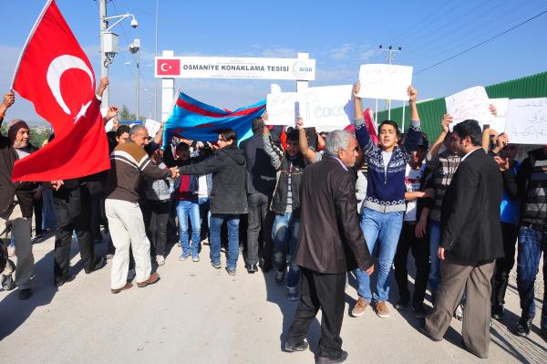 Çadırkentteki Türkmenler, Rus saldırılarını protesto etti
