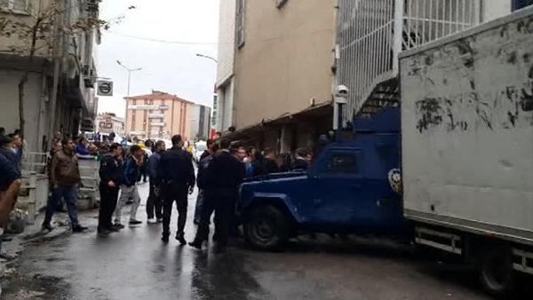 Tamirhanedeki kişileri kurtarmaya gelen polislere taşlı sopalı saldırı