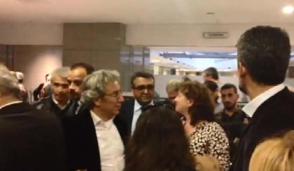 Can Dündar'a adliye koridorlarında destek