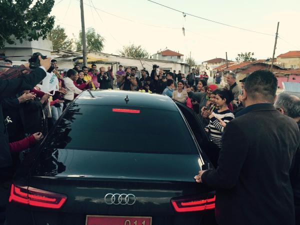 Kırmızı plaka Roman çadırında