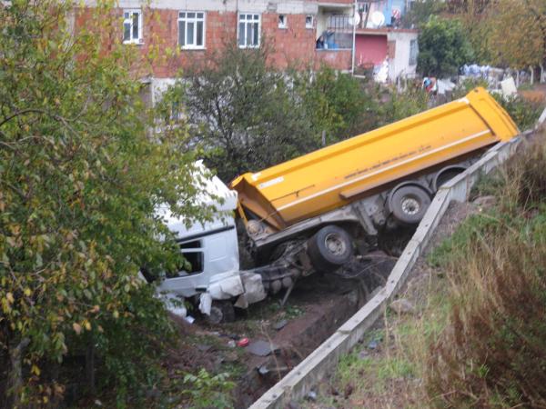 Hafriyat taşıyan TIR dereye uçtu