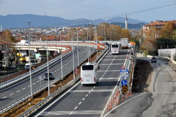 Yalova’da kesilen ağaçları tartışılan Tonami Köprülü Kavşağı'ndan araç geçişine başlandı