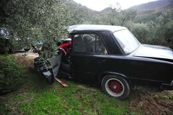 Otomobiller kafa kafaya çarpıştı: 5 yaralı