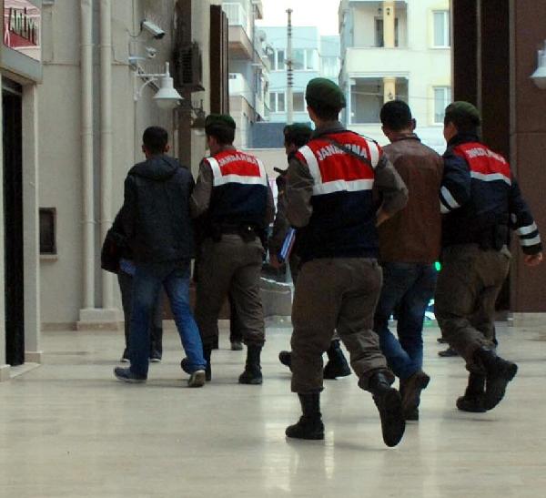 Kaçakları gasp eden 3 insan taciri tutuklandı