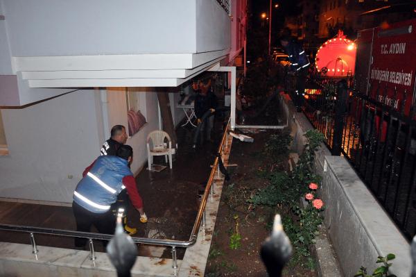 Didim'de sağanak yağış baskınlara neden oldu
