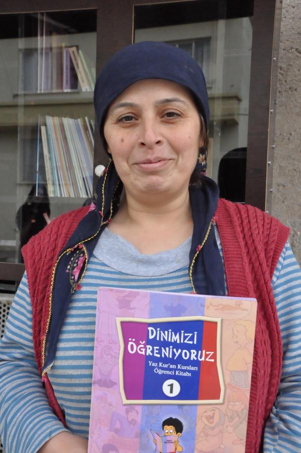 Minibüs durağına kitaplık yaptı