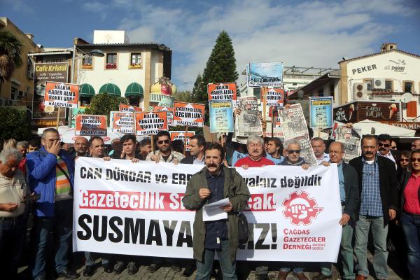Antalya'da Dündar ve Gül'ün tutuklanmasına protesto
