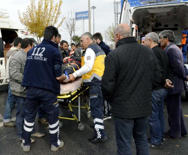 Minibüsün çarptığı motosiklet sürücüsü yaralandı