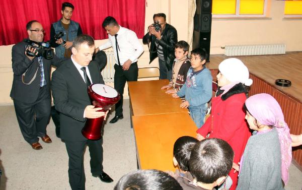 Ritim eğitimi verilen engelli öğrencilere kaymakamdan darbuka