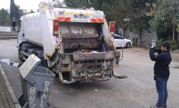 Çöpteki kimyasal madde alev aldı, temizlik işçisi yaralandı
