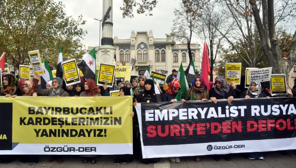 Fatih Camii avlusunda Rusya protestosu