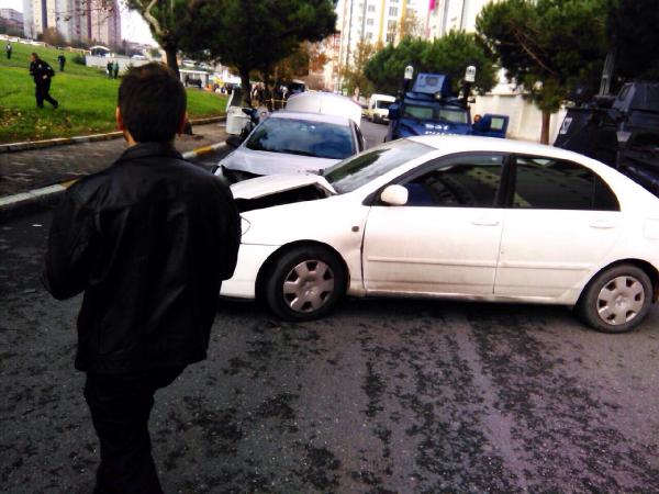 Terör operasyonunda kaçan otomobil polis aracıyla çarpıştı