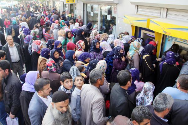 Şanlıurfa’da kadınlar eğitim yardımı için saatlerce kuyrukta bekledi