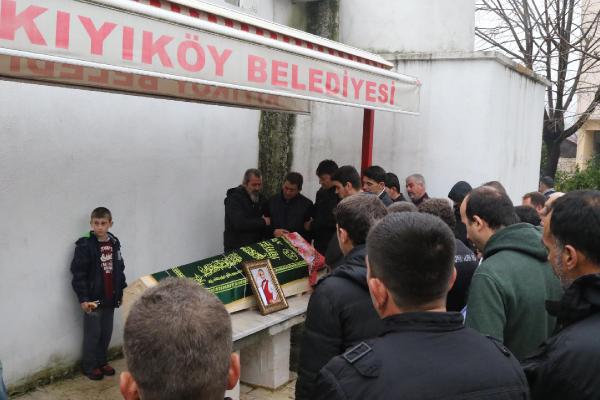 Evinde ölü bulunan hostes Melek, gözyaşlarıyla toprağa verildi