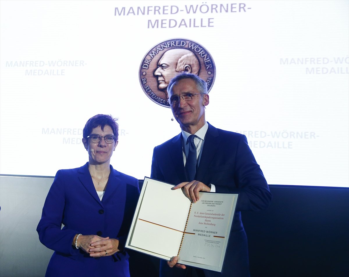 Almanya'dan NATO Genel Sekreteri'ne madalya
