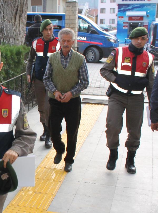 Koyun otlattığı arkadaşını öldürdü, ahırda yakalandı