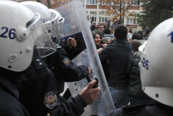 Üniversitede vali protestosuna 4 gözaltı