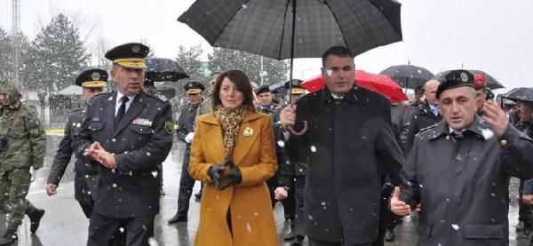 Kosova Cumhurbaşkanı Kışlayı ziyaret etti, silahları inceledi