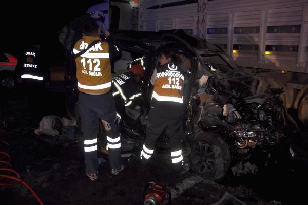 Hafif ticari araç, kavşakta TIR'a çarptı: 3 ölü, 3 yaralı