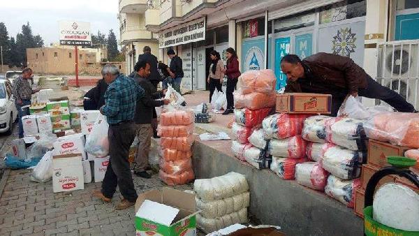 Mardin Belediyesi, Nusaybin'de vatandaşlara gıda ve su dağıttı