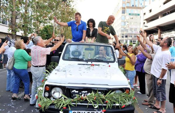 Portakal'da kılık kıyafet şartı davetiyelerde