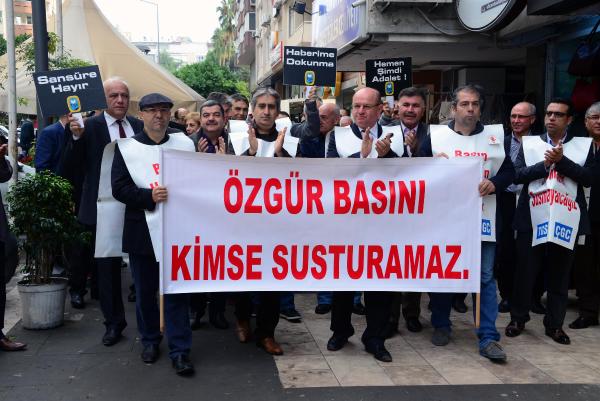 Adana'da gazeteciler tutuklanan meslektaşları için yürüdü