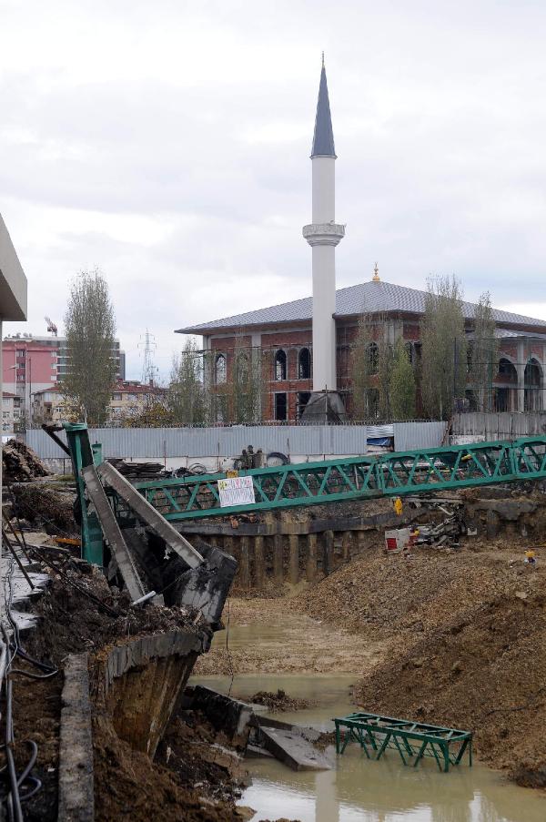 Küçükçekmece'de vinç devrildi: 2 ölü 2 yaralı (1)