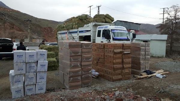 Ot yüklü kamyondan 98 bin 560 paket kaçak sigara çıktı