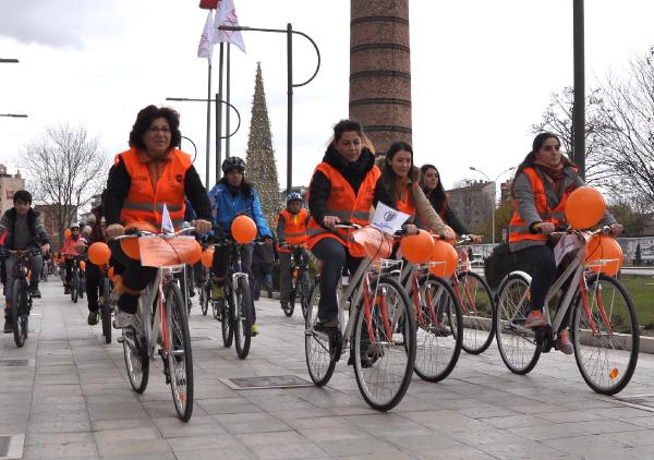 Kadına şiddetle karşı pedal çevirdiler