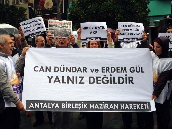 Can Dündar ve Erdem Gül'e yağmur altında destek protestosu