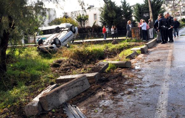Üç çocuğun otomobille gezisi hastanede bitti