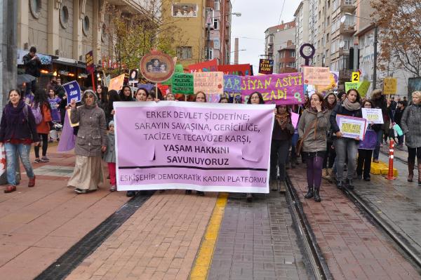 Kadınlar yürüyüş yaparak şiddeti protesto etti