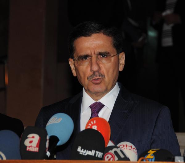 Hatay Valisi: Düşen uçağa ait olabileceği düşünülen parçaları inceleniyor