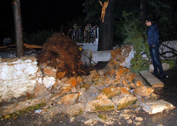 Hortum 30 saniyede yıktı geçti