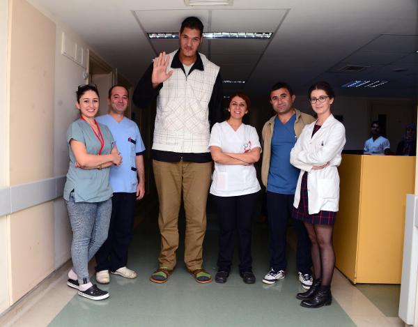 Başındaki tümör nedeniyle boyu 2 metre 32 santime ulaştı