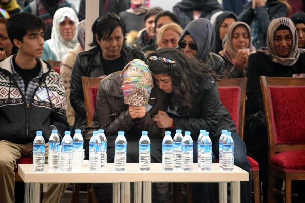 Diyarbakır'da şehit olan 2 polis gözyaşlarıyla uğurlandı