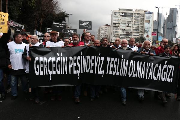 Gazeteciler Dündar ve Gül için yürüdüler