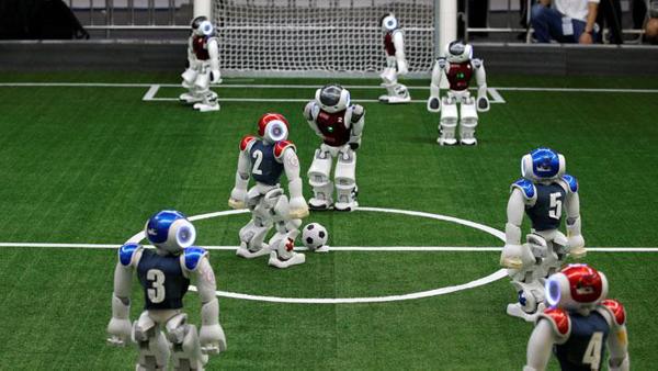 Robot futbolcular, insan rakiplerine karşı