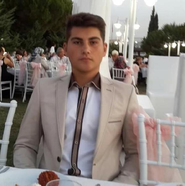 Otomobille ağaca çarpan liseli genç canından oldu