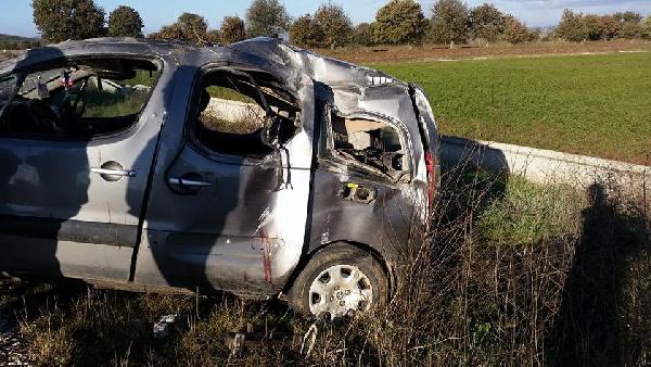 Hafif ticari araç takla attı: 4'ü Afgan 5 yaralı