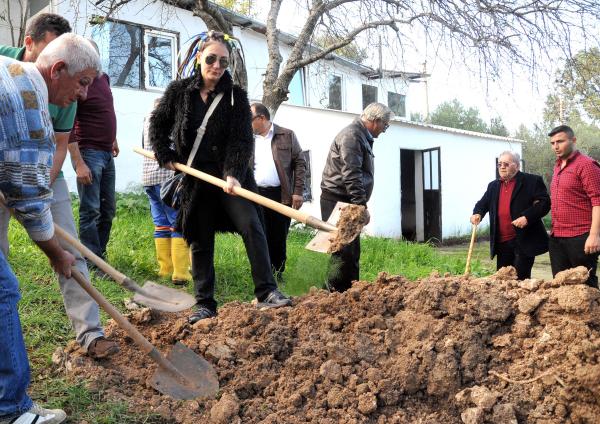 Özlem Tekin babasını son yolculuğuna uğurladı