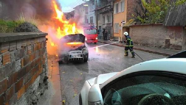 Park halindeki araç alev alev yandı