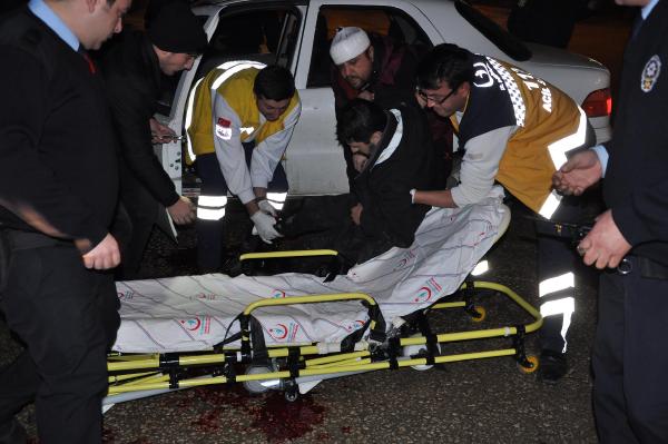 Trafikte önünü kestikleri otomobilin sürücüsünü av tüfeğiyle vurdular