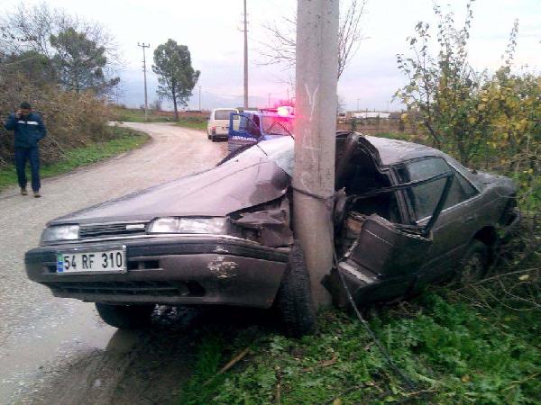 Babasından izinsiz aldığı otomobille direğe çarptı: 2 yaralı