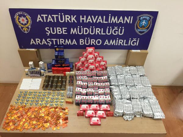 Mısırlı yolcudan çok sayıda kaçak cinsel içerikli hap ve nargile tütünü