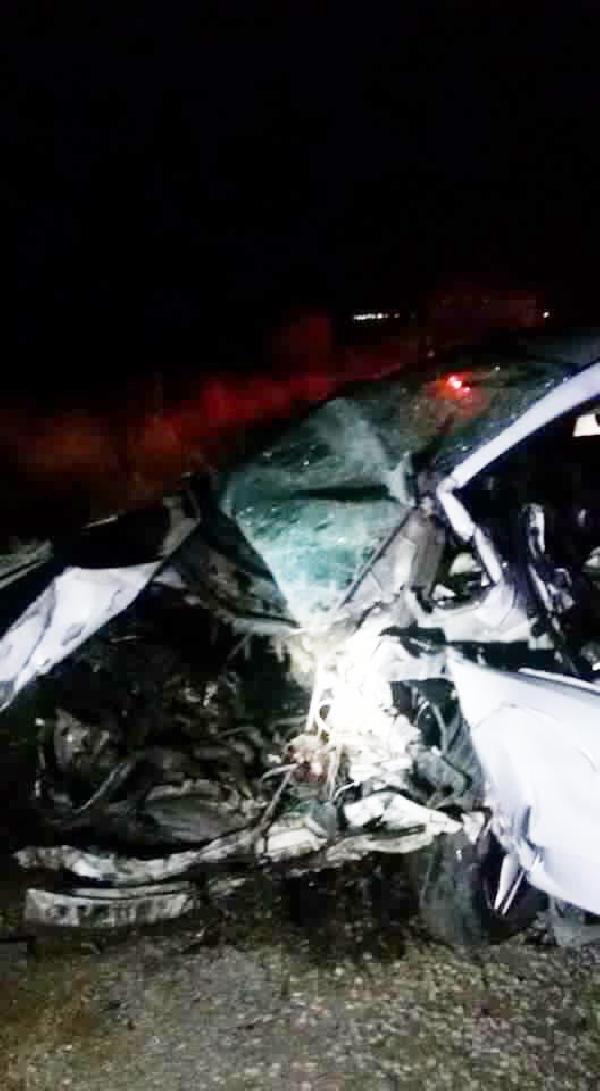 Otomobil, hafif ticari araçla çarpıştı: 3 ölü, 2 yaralı