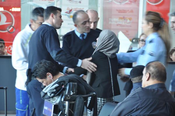 Vizesi dolduğu için havalimanında olay çıkaran Rus kadın yolcu, hastaneye götürüldü