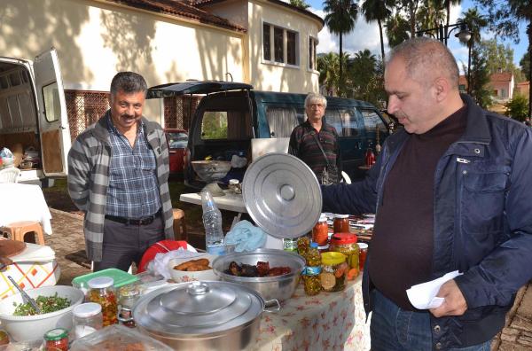 Yabancılardan şenlik havasında ikinci el pazarı