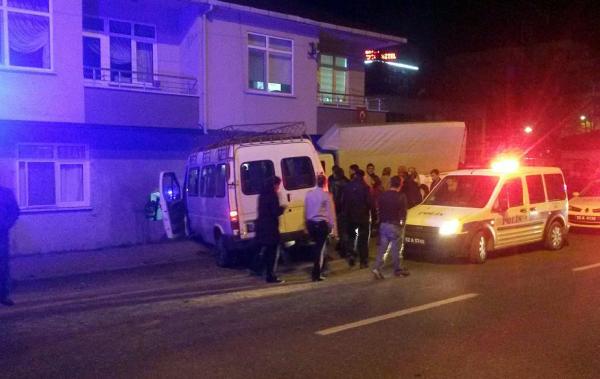 Evde televizyon izlerken, duvara 2 araç birden çarptı